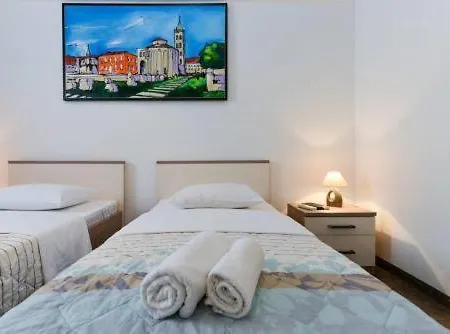 بيت شباب تو دك هوستال