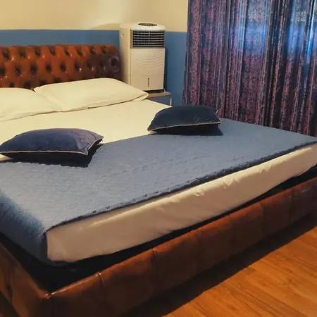 호스텔 투 덕스 *